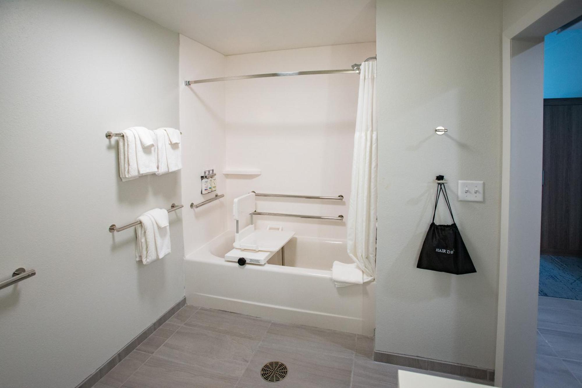 Holiday Inn Express & Suites Pensacola Airport North - I-10 By Ihg Ferry Pass Eksteriør billede